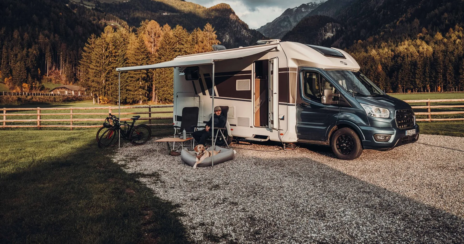 Model van een automerk in de hero van de website